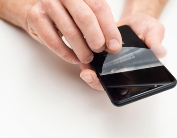 Наклейка стекол и пленок