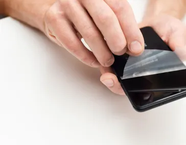 Наклейка стекол и пленок